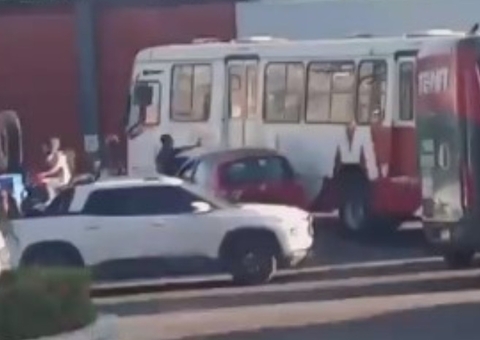 Colisão entre ônibus e carro deixa trânsito travado na Avenida Margarita