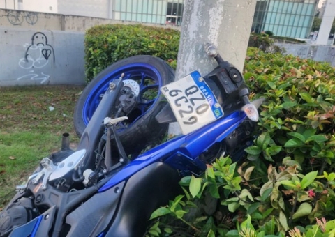 Motociclista voa sobre capô após acidente em Manaus