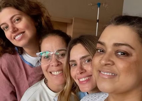 Preta Gil volta a ser internada e recebe visita de Carolina Dieckmann