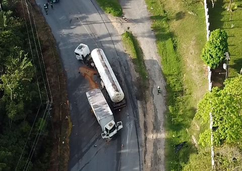 Acidente entre carreta e caminhão deixa trecho da AM-010 parcialmente bloqueado