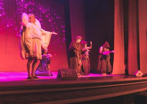 Melhores do Mundo apresentam espetáculo 'Hermanoteu na terra de Godah' em Manaus; confira