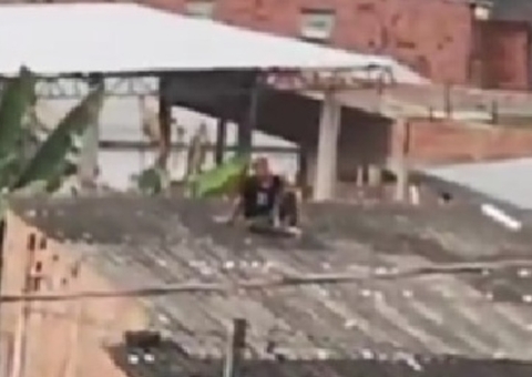 Suspeito de roubo sobe em telhado para fugir de agressão no Grande Vitória