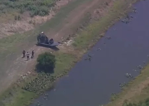 Canoa passa sobre jacaré e animal reage matando turista