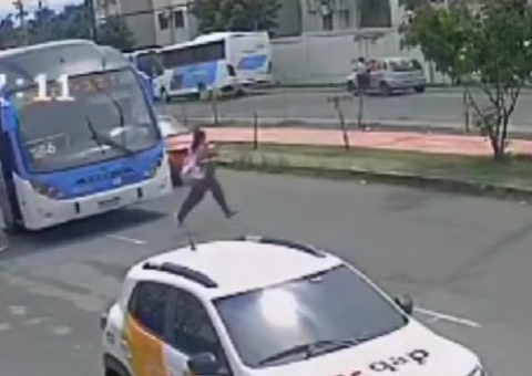 Estudante é atropelada ao atravessar rua após descer de ônibus em Manaus