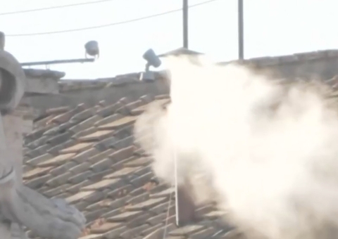 Fumaça branca no Vaticano anuncia novo papa da Igreja Católica