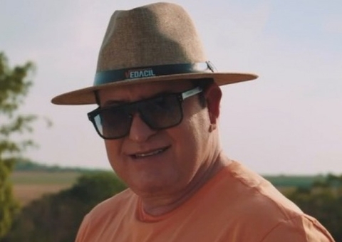 Marrone cai do palco em show e bate a cabeça; Vídeo