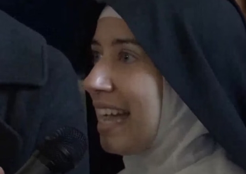 Brasileira 'bonita demais' para ser freira perde o cargo e quer justiça do Vaticano