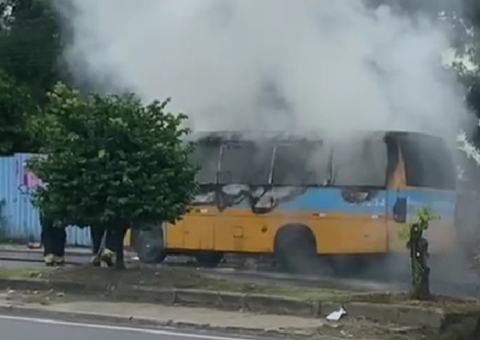 Vídeo: ‘Amarelinho’ pega fogo na avenida Autaz Mirim