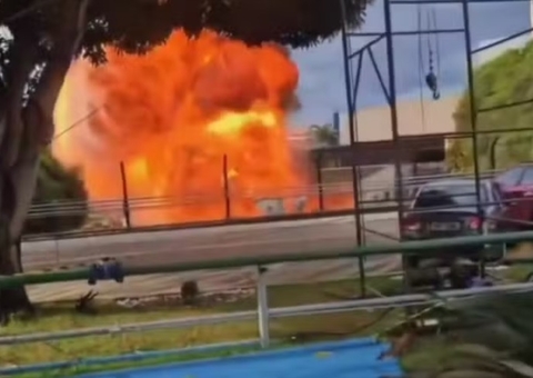 Incêndio em empresa do Distrito provoca explosão de transformador; Vídeo