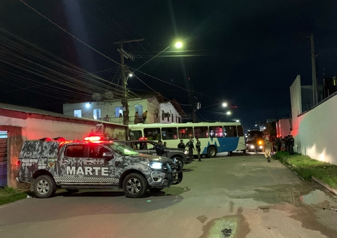 Prefeitura se manifesta após moradores incendiarem ônibus em protesto contra mudanças de linhas