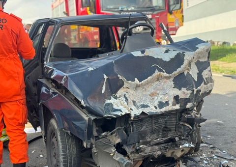 Acidente entre carros deixa quatro feridos presos às ferragens no Santa Etelvina
