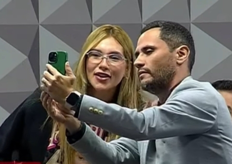 Virginia é tietada por senador durante CPI das Bets