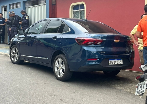 FOTOS: Homem morre após ter carro alvejado por mais de 15 tiros na Compensa