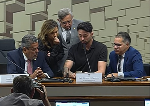 Rico joga 'Tigrinho' durante CPI das Bets; vídeo