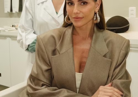 Deborah Secco faz transplante de sobrancelha e mostra resultado