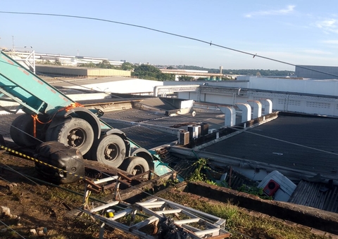 Caminhão mata homem atropelado e despenca sobre telhado da Honda no Distrito Industrial