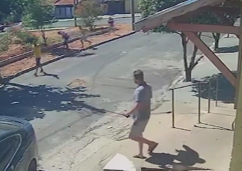 Família de assaltante morto por comerciante apedreja mercadinho; Vídeo