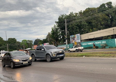 Estudantes são atropeladas por carro ao tentarem atravessar em faixa de pedestres em Manaus