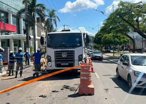 Ruptura em rede de água na Boulevard afeta abastecimento em bairros de Manaus