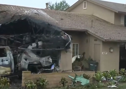 Queda de avião atinge casas na Califórnia