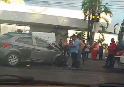 Av. André Araújo fica bloqueada após acidente entre carro e micro-ônibus