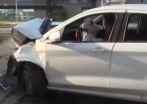 Perseguição entre carros após tiroteio acaba em acidente na Rodrigo Otávio