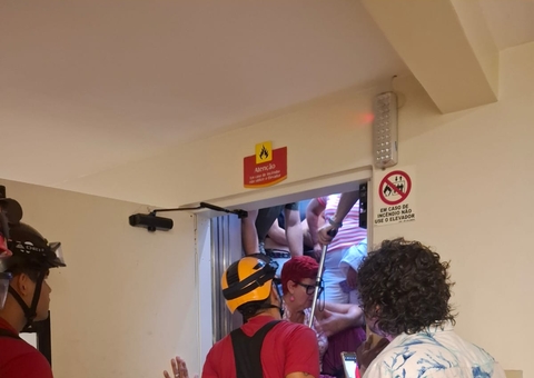 Turistas ficam presos em elevador de hotel no Centro de Manaus