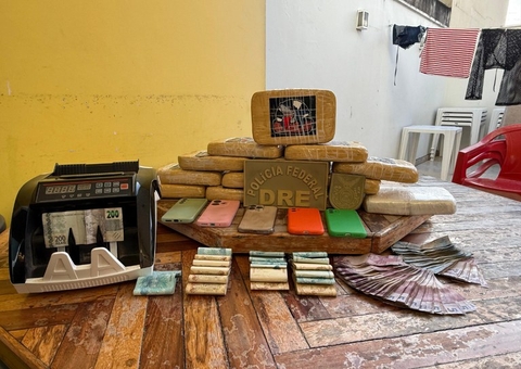 Veja momento em que a PF encontra drogas durante operação em Manaus