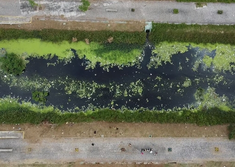 FOTOS: Corpo é encontrado boiando no Igarapé Mestre Chico 