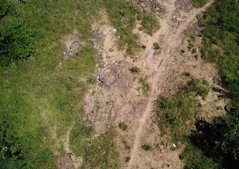 FOTOS: Homem é encontrado morto em área de mata no São Raimundo