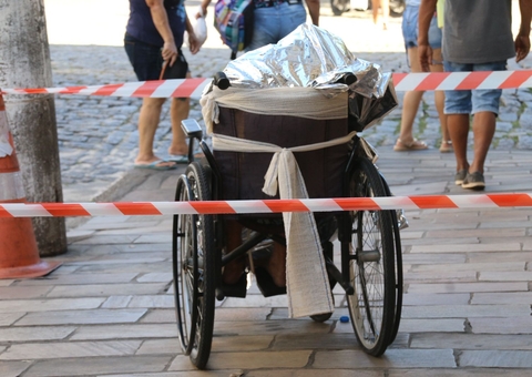 Homem ‘passeia’ com idoso morto em cadeira de rodas e é levado para delegacia em Manaus