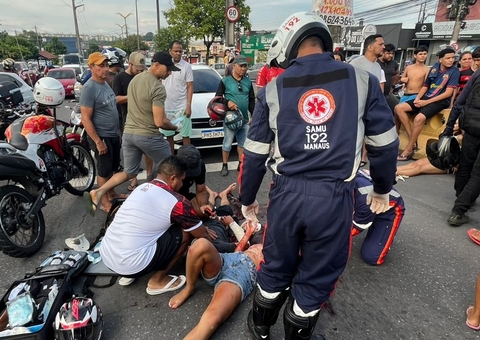 Moto com 3 ultrapassa sinal e jovem é arremessada em vidro de carro no Coroado