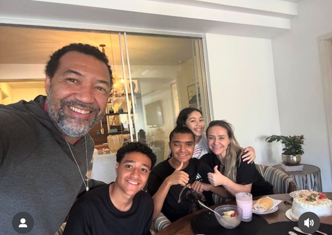 Jogador Pedro Severino aparece pela primeira vez em foto com família após alta médica