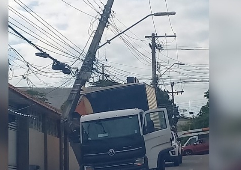Caminhão atinge poste e deixa moradores sem energia no Parque 10