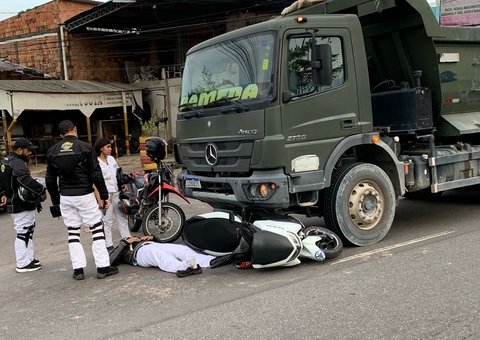 Motociclista quebra pé em acidente com caminhão na Av. Rodrigo Otávio