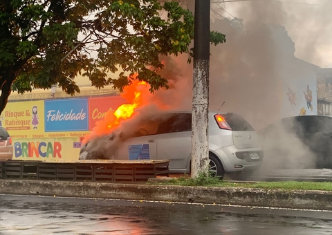 Carro pega fogo em avenida no São Jorge e deixa trânsito caótico