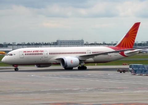 O que se sabe sobre o Boeing 787, avião que caiu na Índia com 242 a bordo