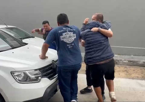 Acusado de matar casal se entrega e é hostilizado por familiares das vítimas