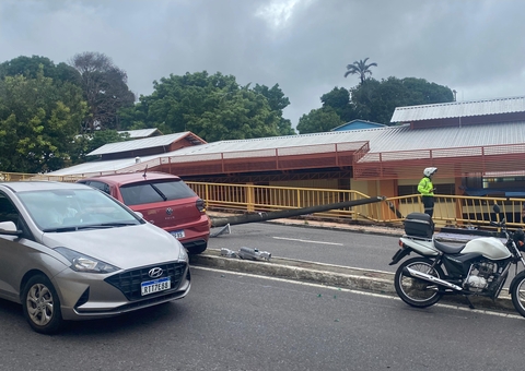 Carro atinge poste e deixa avenida Maceió bloqueada