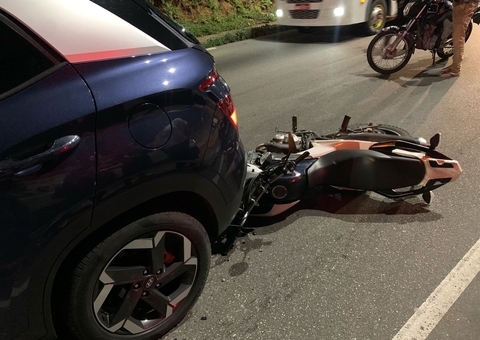Motociclista e garupa ‘voam’ em colisão com carro na Av. Rodrigo Otávio