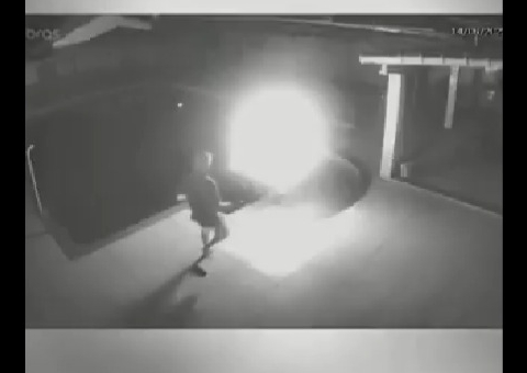 Vídeo: Mulher é incendiada pelo companheiro e sobrevive ao pular em piscina