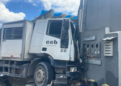 Caminhão desgovernado atinge casa e garota fica ferida no Lírio do Vale