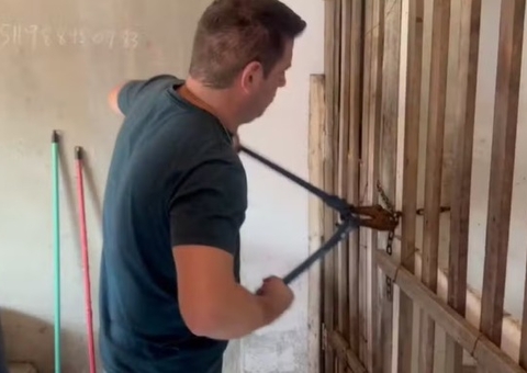 Pais são investigados por tortura de filho autista mantido em 'jaula'