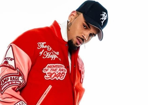 No tribunal, Chris Brown se declara inocente em caso de agressão contra produtor