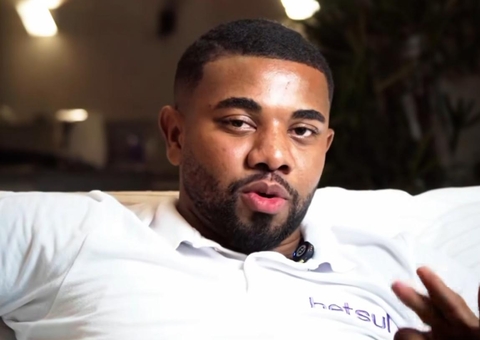 Davi Brito chama atenção ao mostrar objeto sexual ao arrumar mala de viagem; vídeo