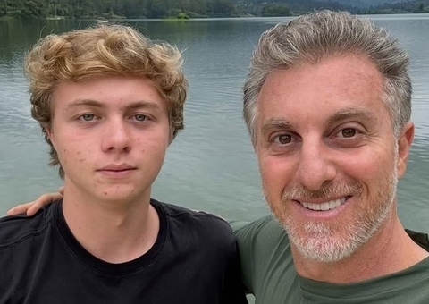 Benício Huck é flagrado aos beijos com jovem em festa; vídeo