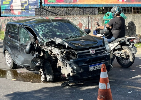 Carro colide com poste na Avenida Efigênio Salles em Manaus