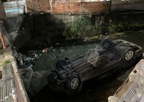 Idoso cai com carro dentro de rip-rap no São José ao seguir aplicativo
