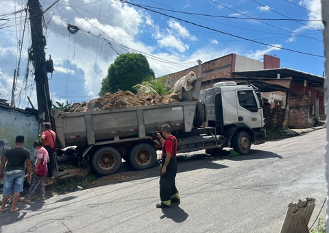 Caçamba não consegue subir ladeira e atinge poste de energia no Tancredo Neves
