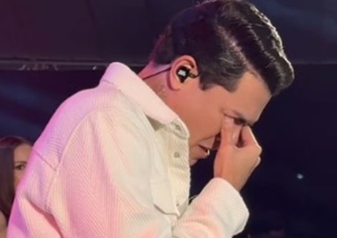 Felipe Araújo chora ao falar dos 10 anos da morte de Cristiano Araújo 